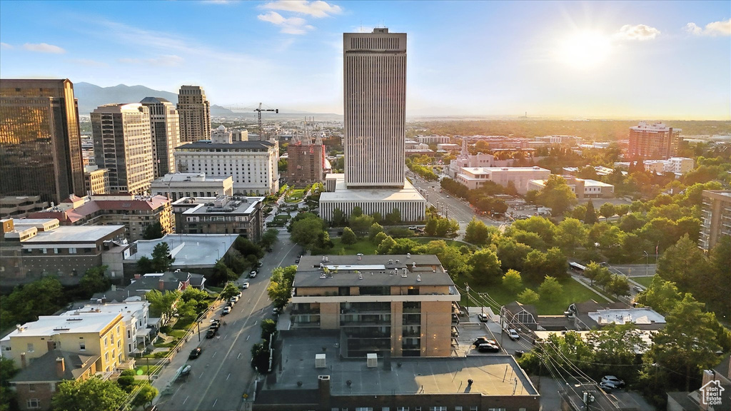 City view featuring a mountainous background