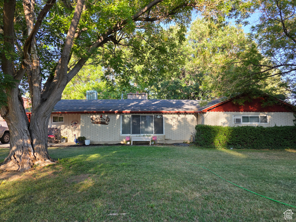 View of front of home featuring a front lawn and brick siding