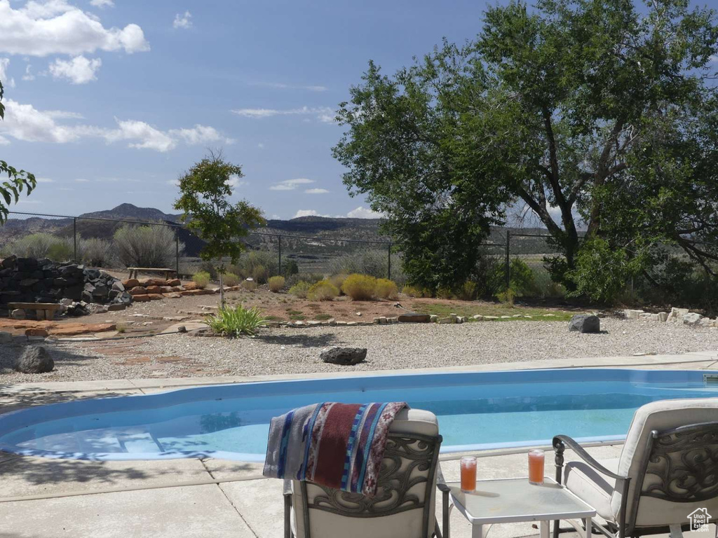 Photo 3 for MLS #2099013 at 1215 W Emerald Dr