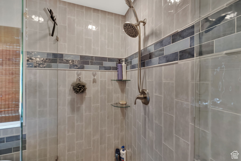 Bathroom featuring tiled shower