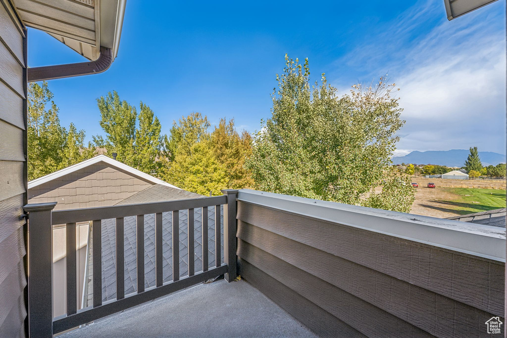 Balcony featuring a mountain view