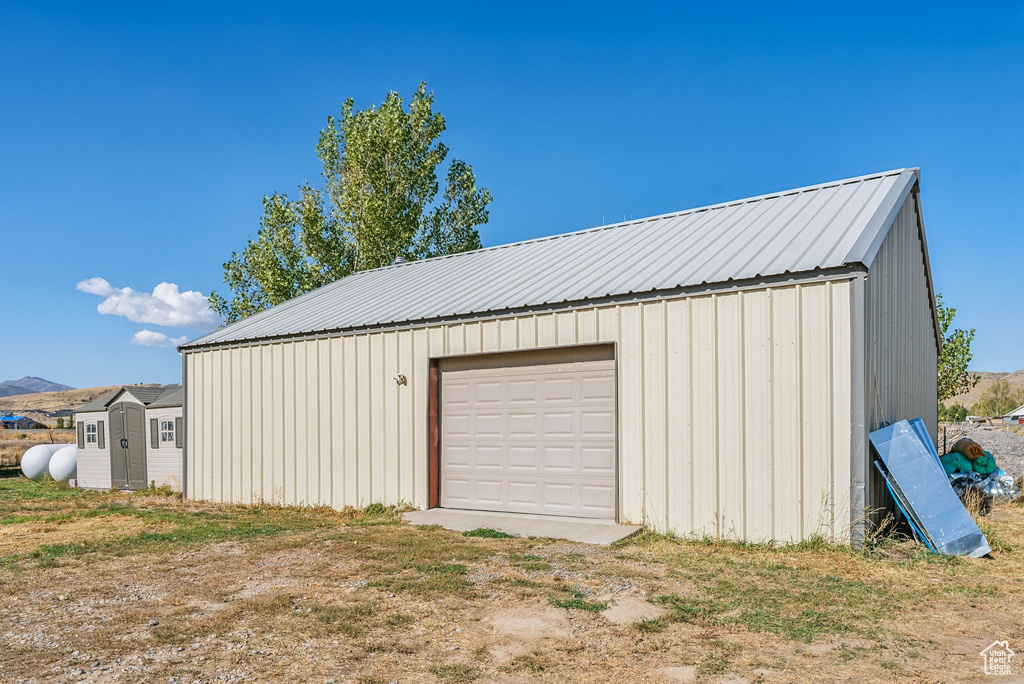 Detached garage with driveway