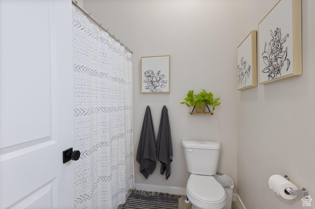 Full bathroom featuring baseboards and a shower with curtain