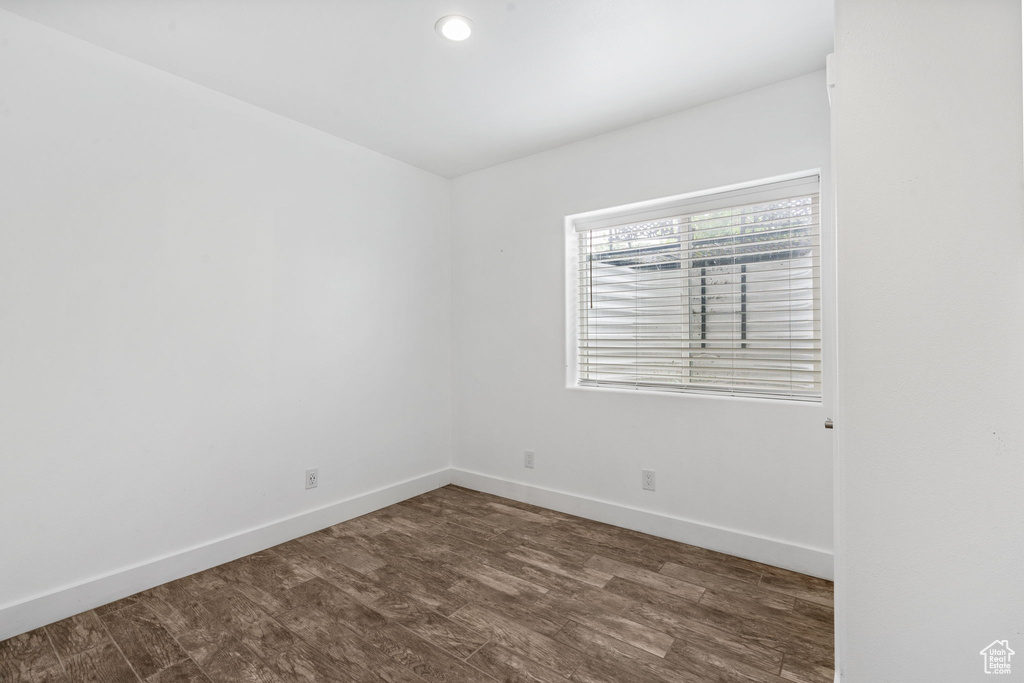 Unfurnished room with dark wood-style flooring and recessed lighting