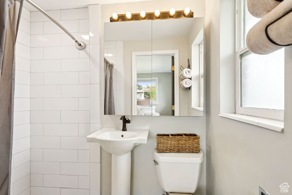 Bathroom with toilet and a tile shower
