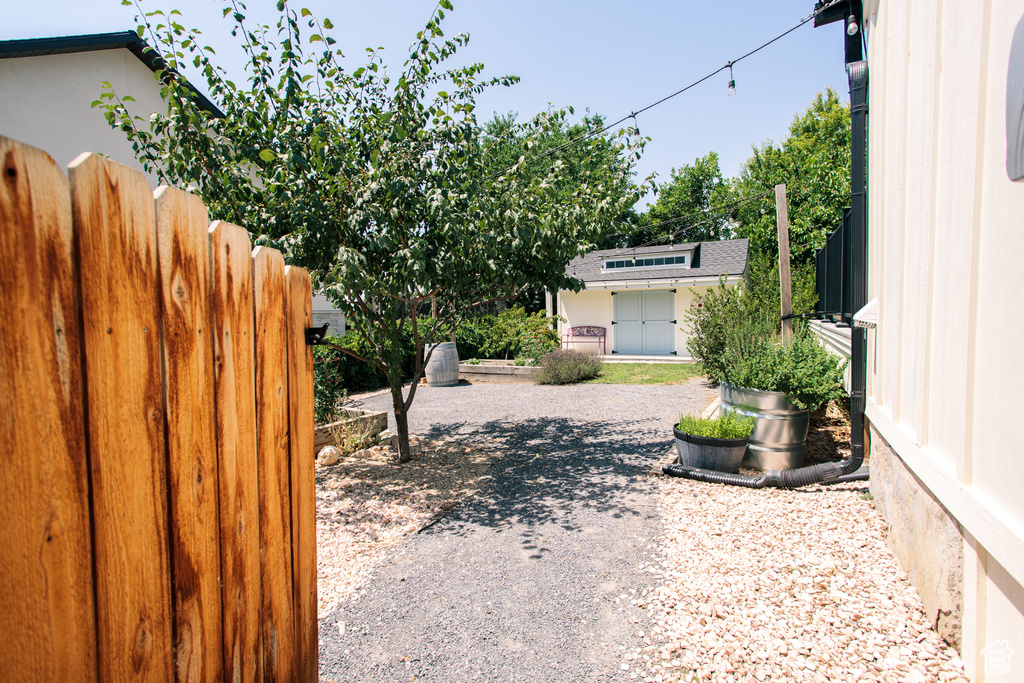 View of yard featuring an outbuilding