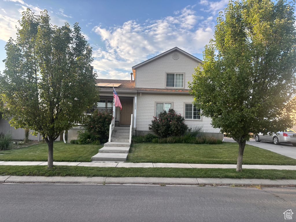 View of front of house featuring a front lawn