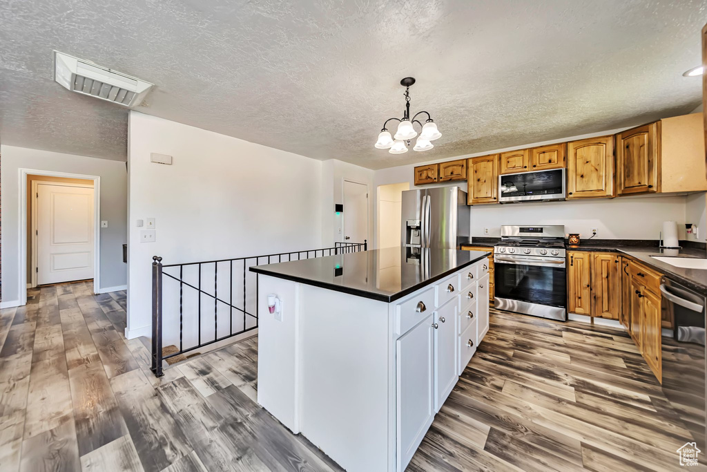 7027 S ANGELSEA DR West Jordan, UT 84084