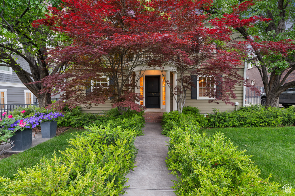 Obstructed view of property featuring a front yard