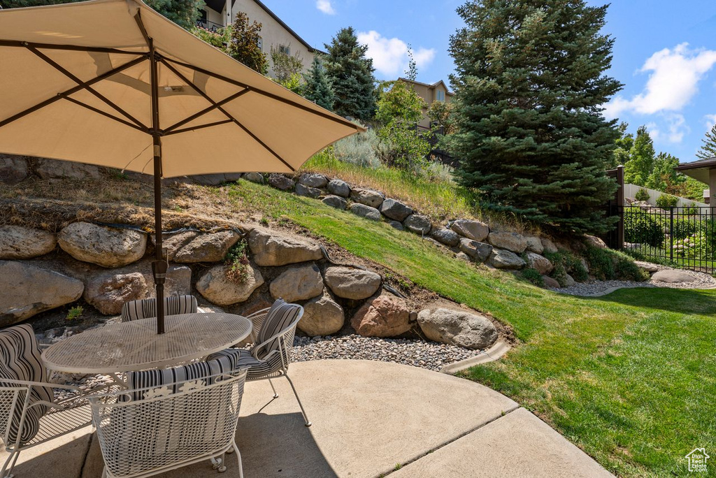 View of patio / terrace with outdoor dining space