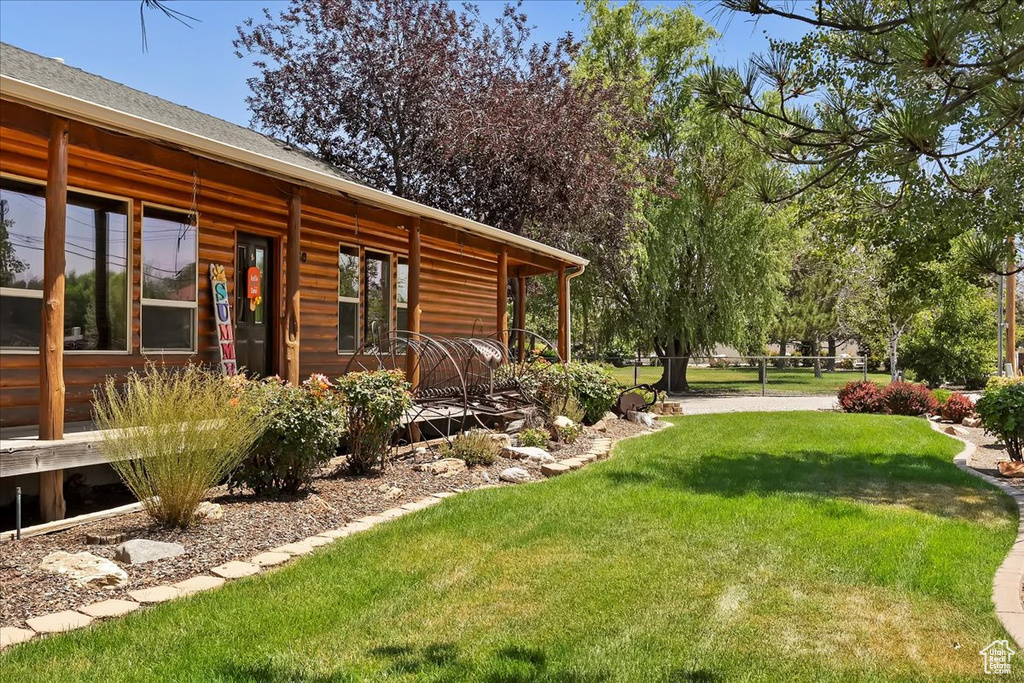 View of grassy yard