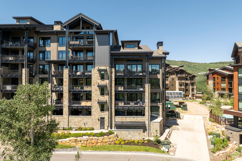 View of apartment building / complex