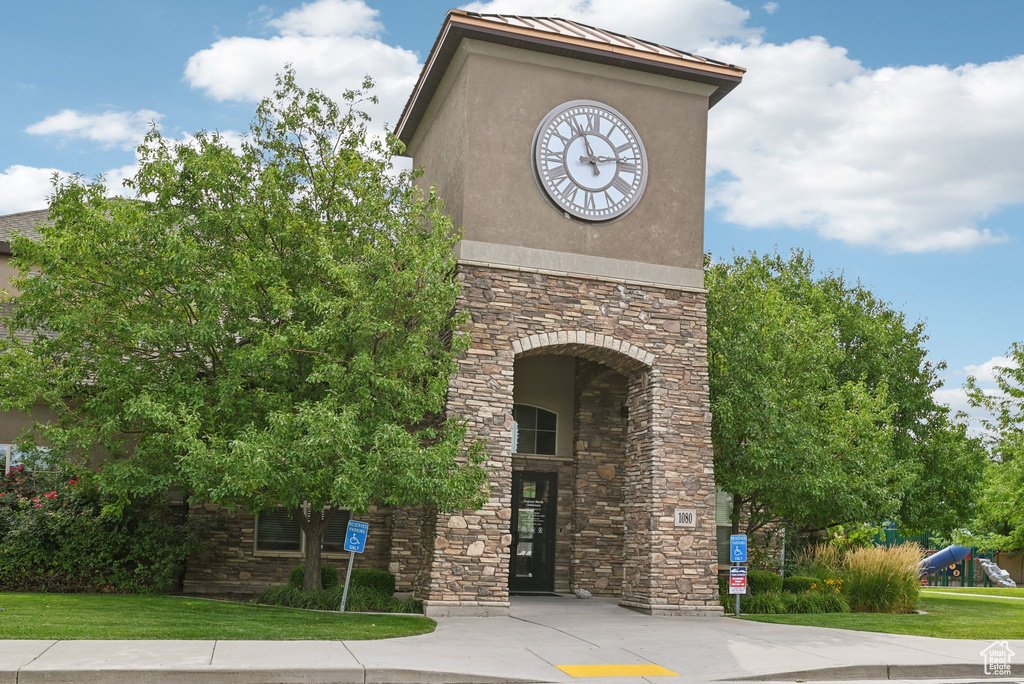 858 W HALSTEAD DR North Salt Lake, UT 84054
