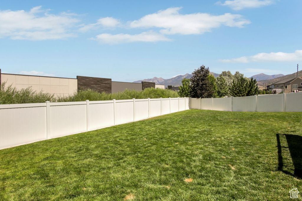 View of yard featuring a mountain view