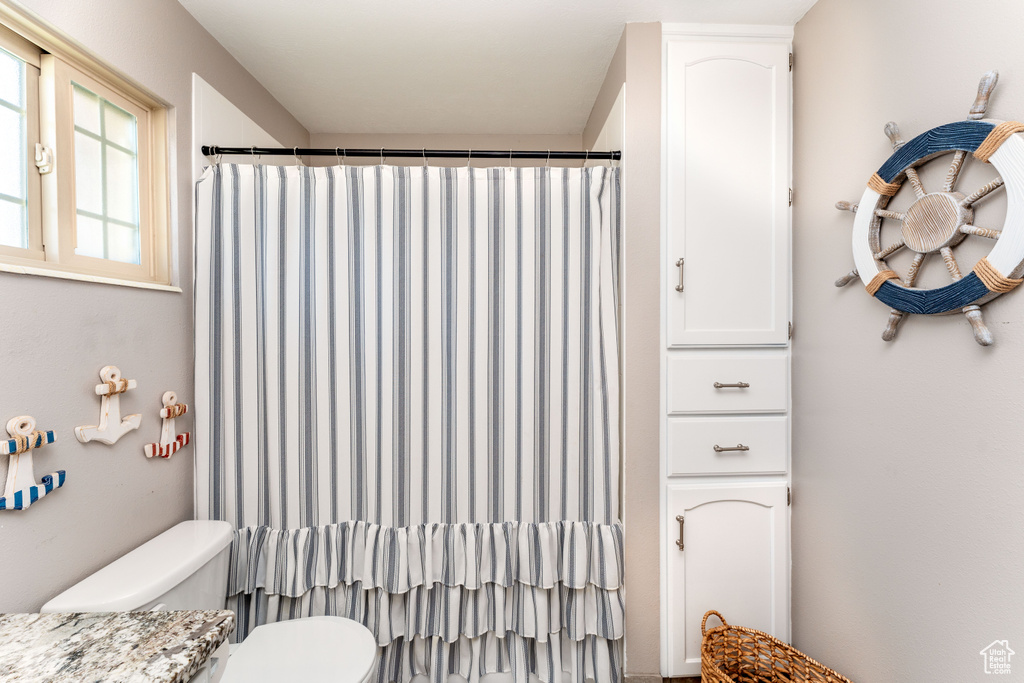 Full bath featuring a shower with shower curtain and vanity