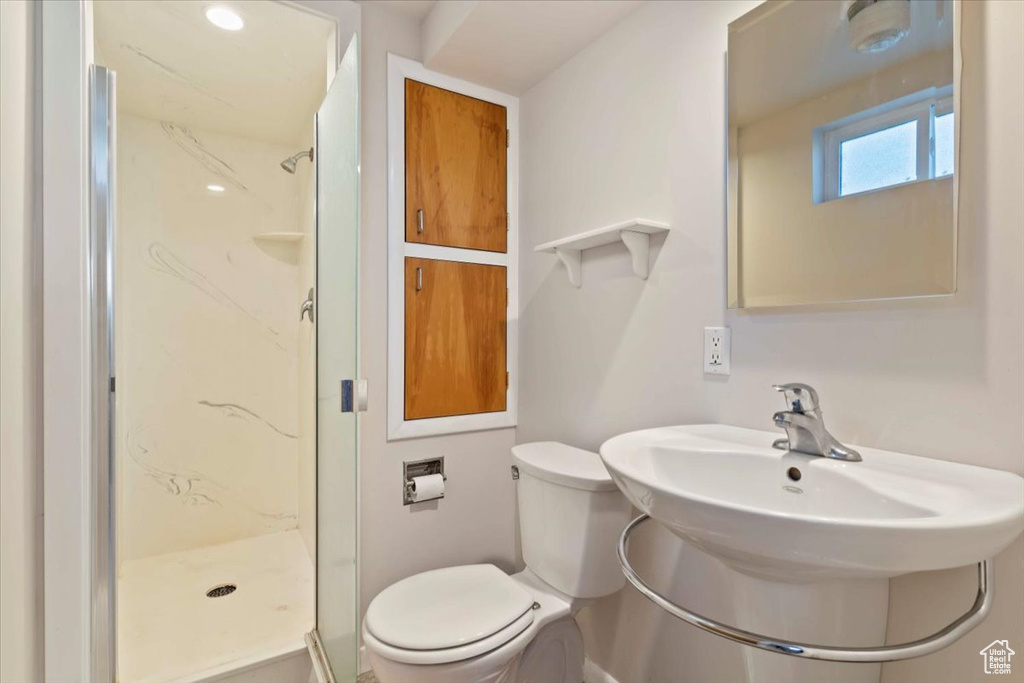 Bathroom with a marble finish shower