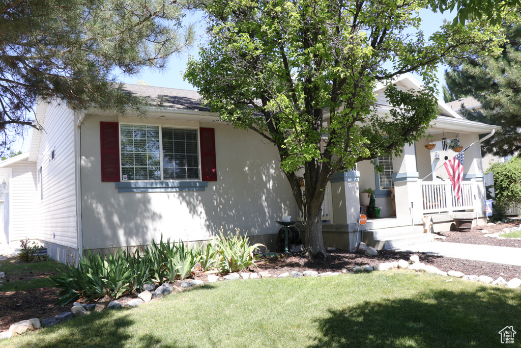 View of front of house featuring a front yard