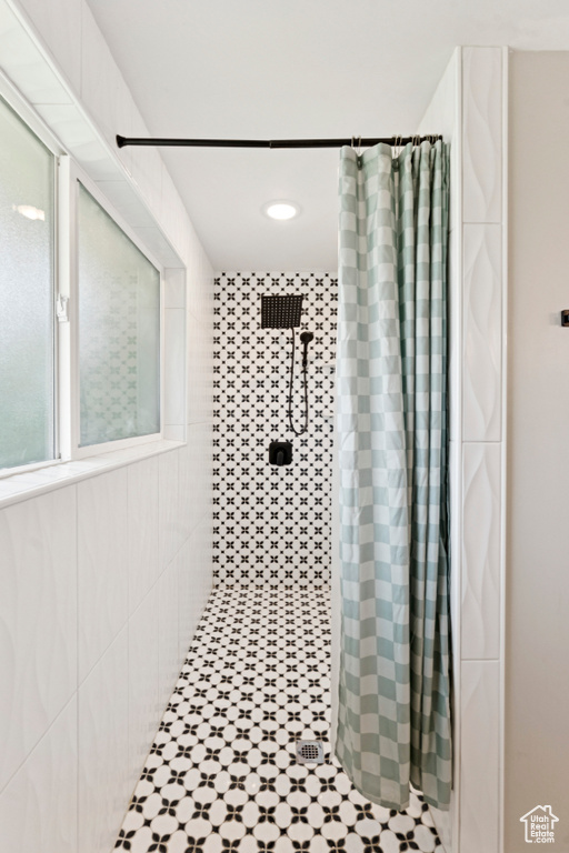 Bathroom with a tile shower