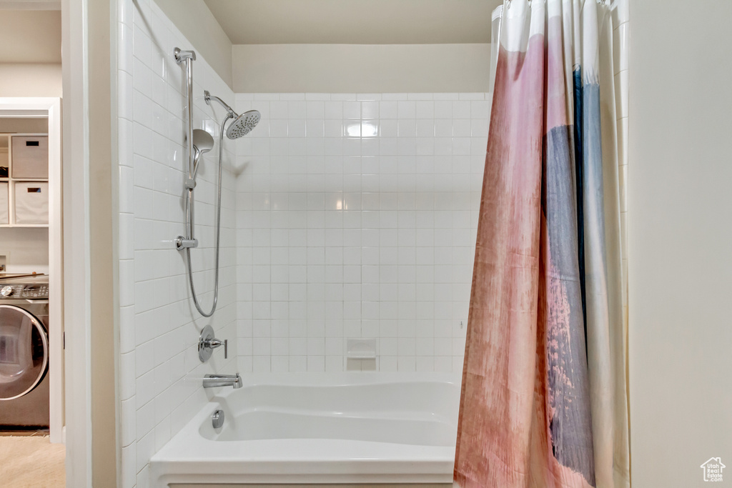Full bath with washer / dryer and shower / bathtub combination with curtain