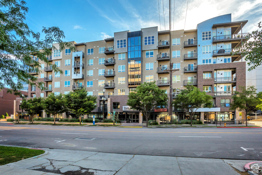 View of apartment building / complex