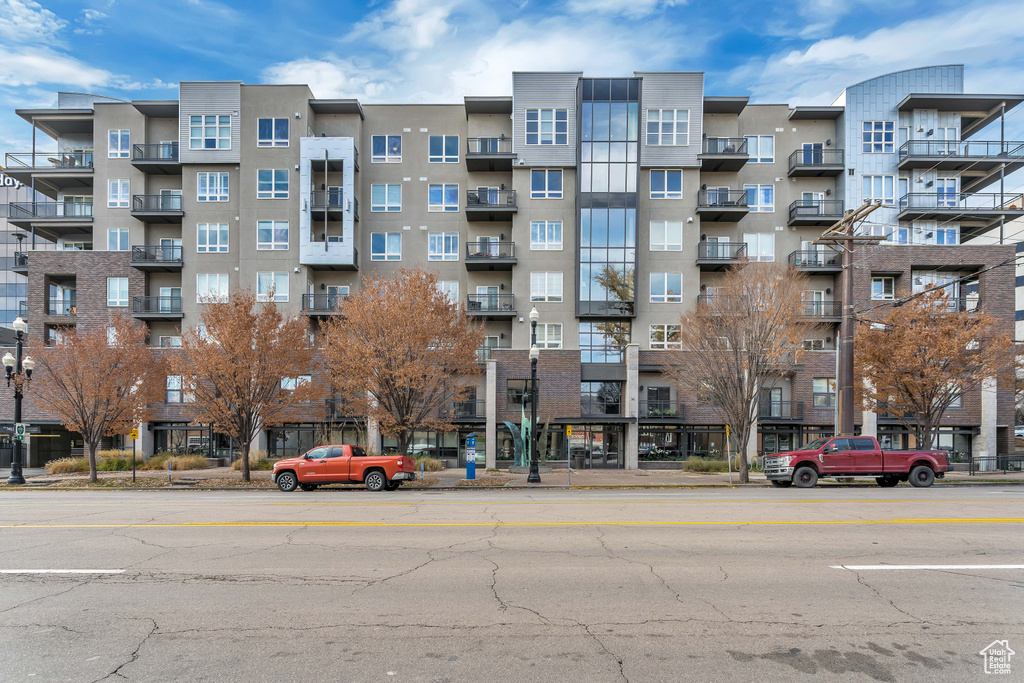 View of apartment building / complex