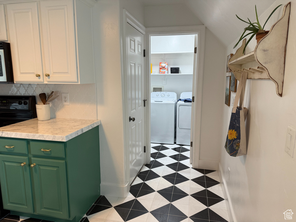 Laundry area with independent washer and dryer and baseboards