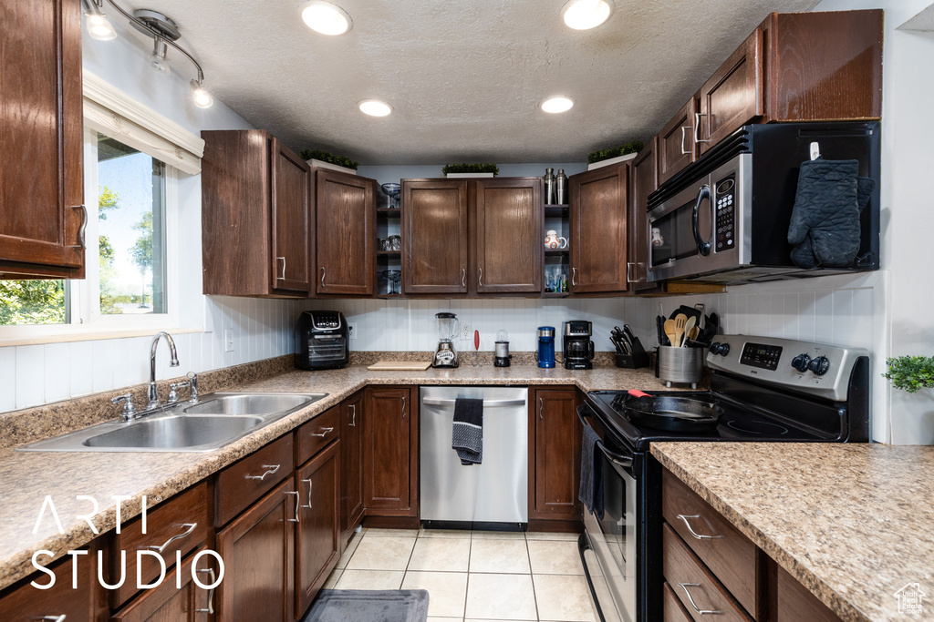 522 N VICKIE LN Clearfield, UT 84015