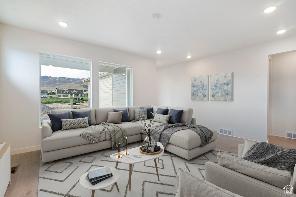 817 W HALVORSEN PKWY Saratoga Springs, UT 84045