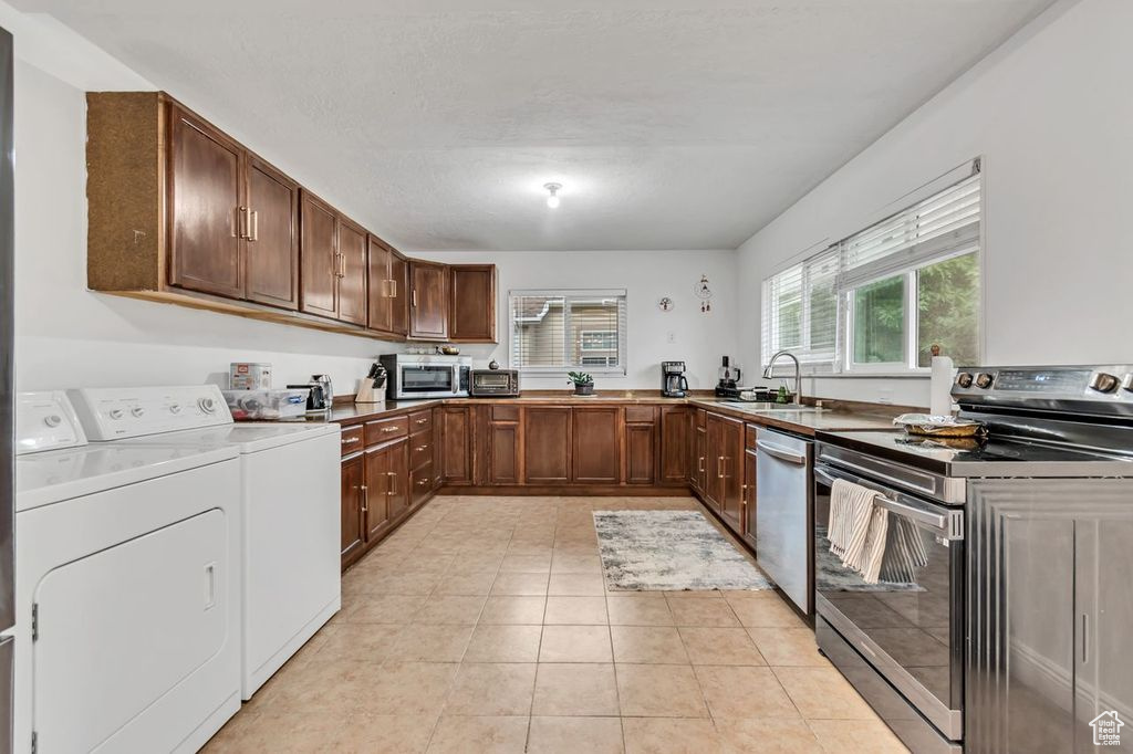 1528 E BUTTERCUP DR Sandy, UT 84092