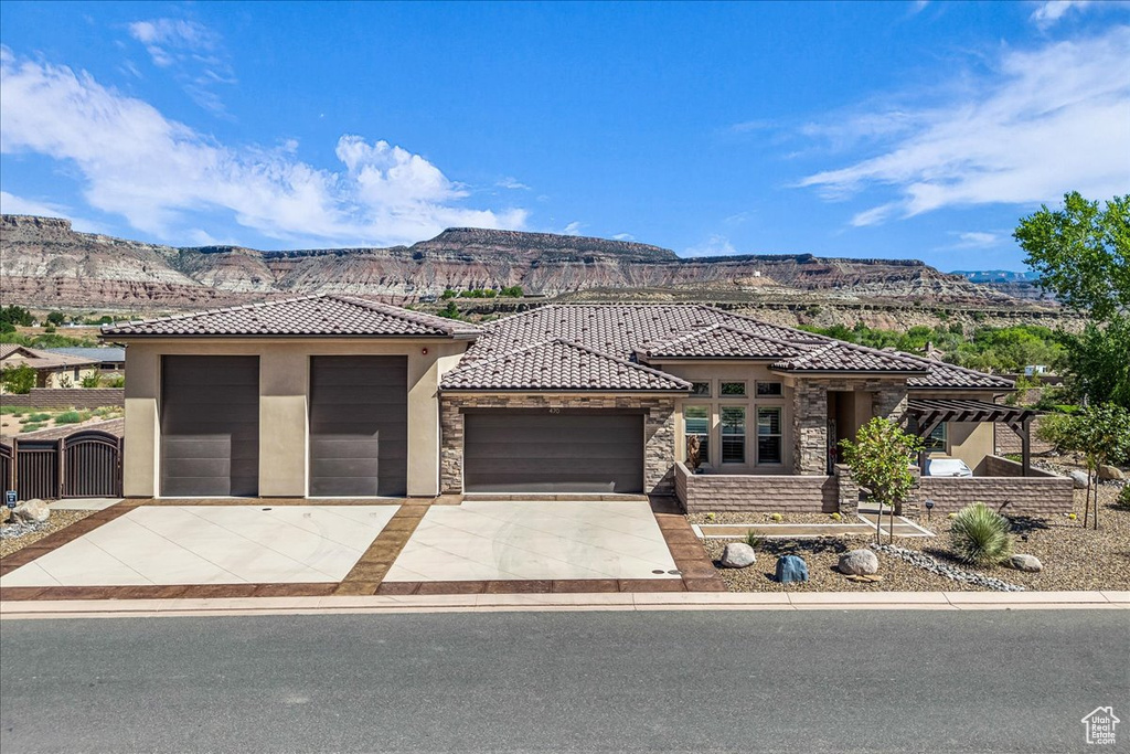 Photo 2 for MLS #2102174 at 470 E Entrada Dr