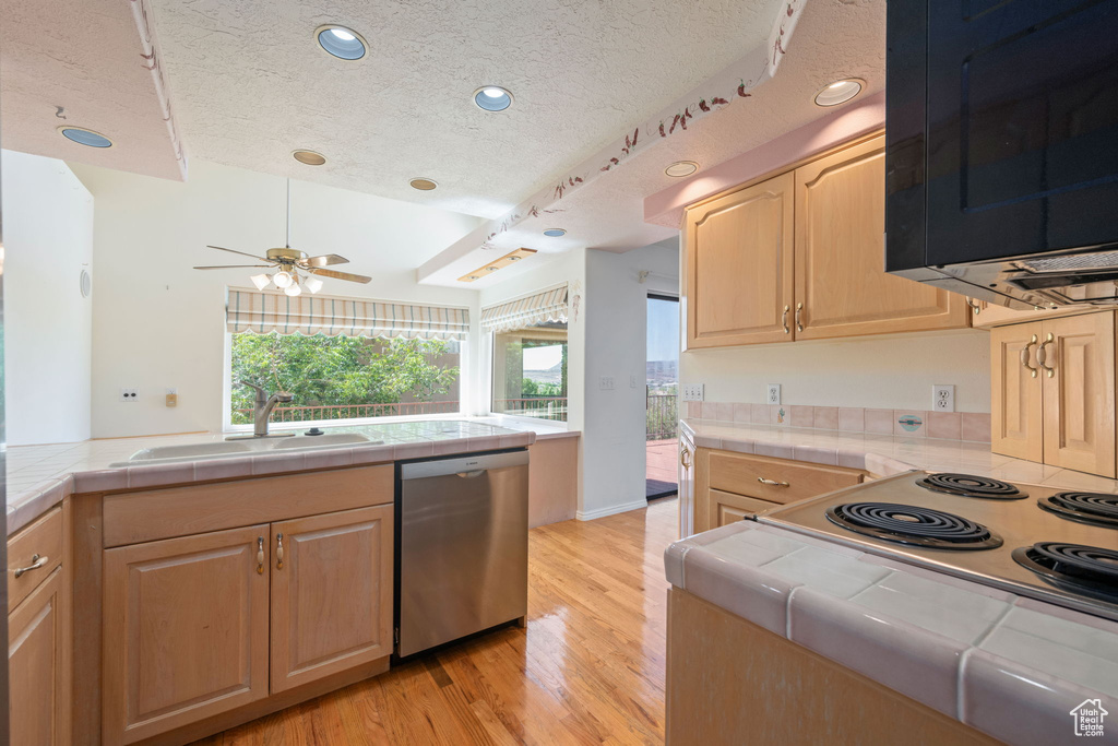 Photo 3 for MLS #2102912 at 956 E Summit Dr