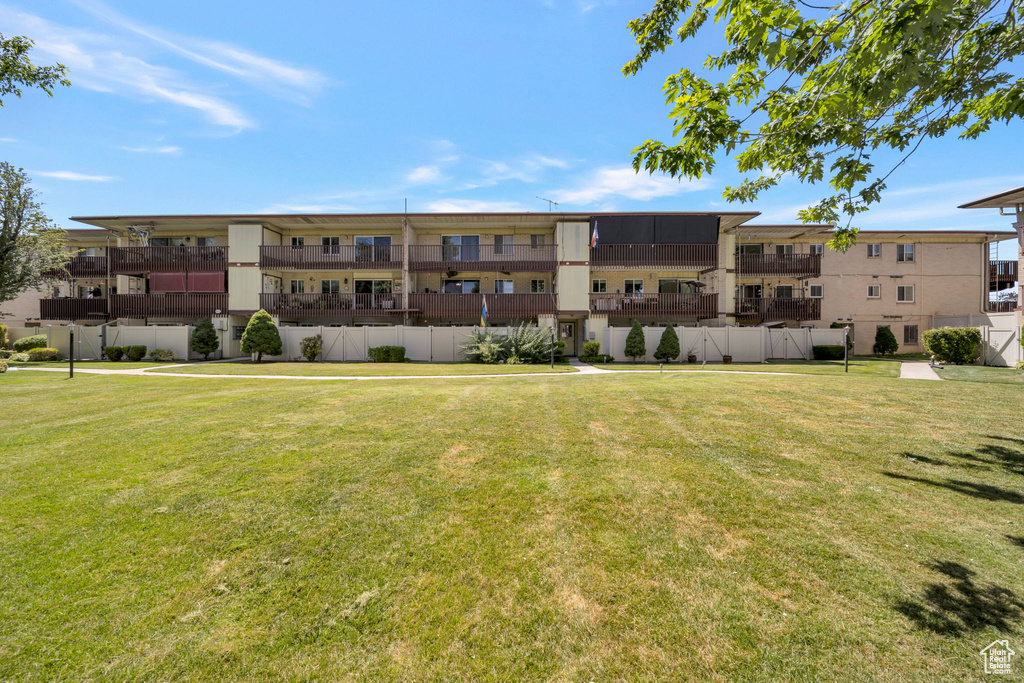 Photo 2 for MLS #2103019 at 618 N Oakley St #B206