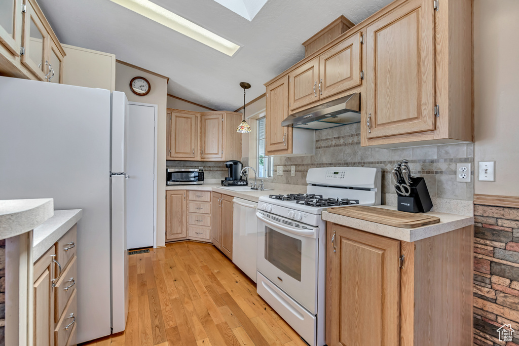 Photo 4 for MLS #2103279 at 1101 W Barberry Dr