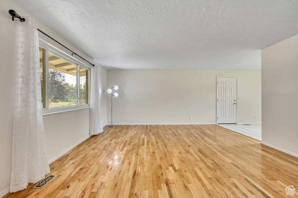 Photo 4 for MLS #2103341 at 841 E Newbold Cir