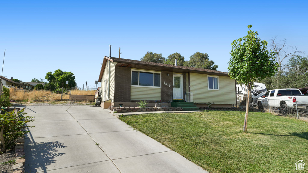 Photo 2 for MLS #2103430 at 8919 W Helen Cir