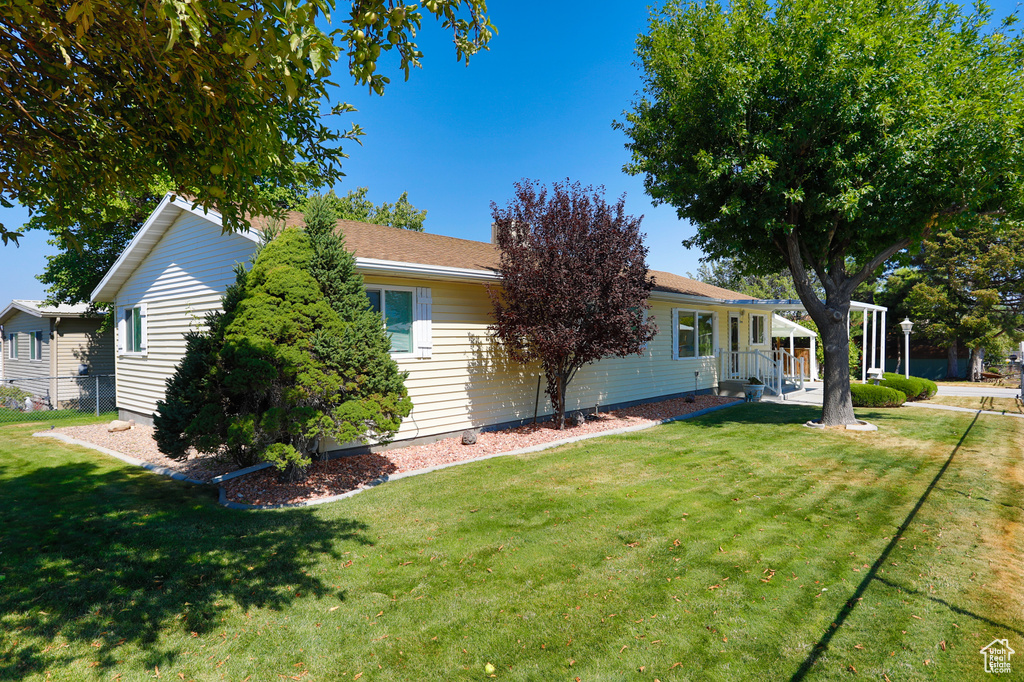 Photo 3 for MLS #2103454 at 744 Van Dyke Way