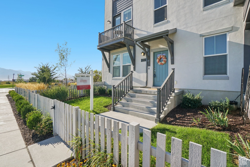 Photo 2 for MLS #2103961 at 5753 W Lake Ave