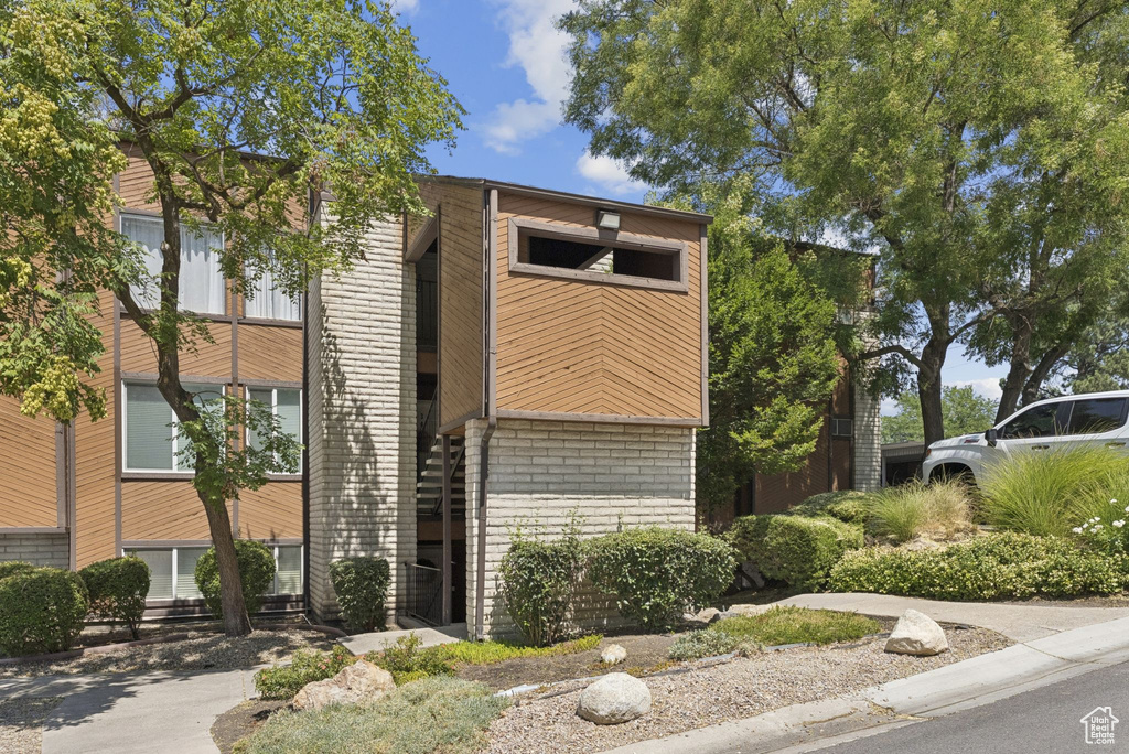 Photo 2 for MLS #2104124 at 2430 S Elizabeth St #5