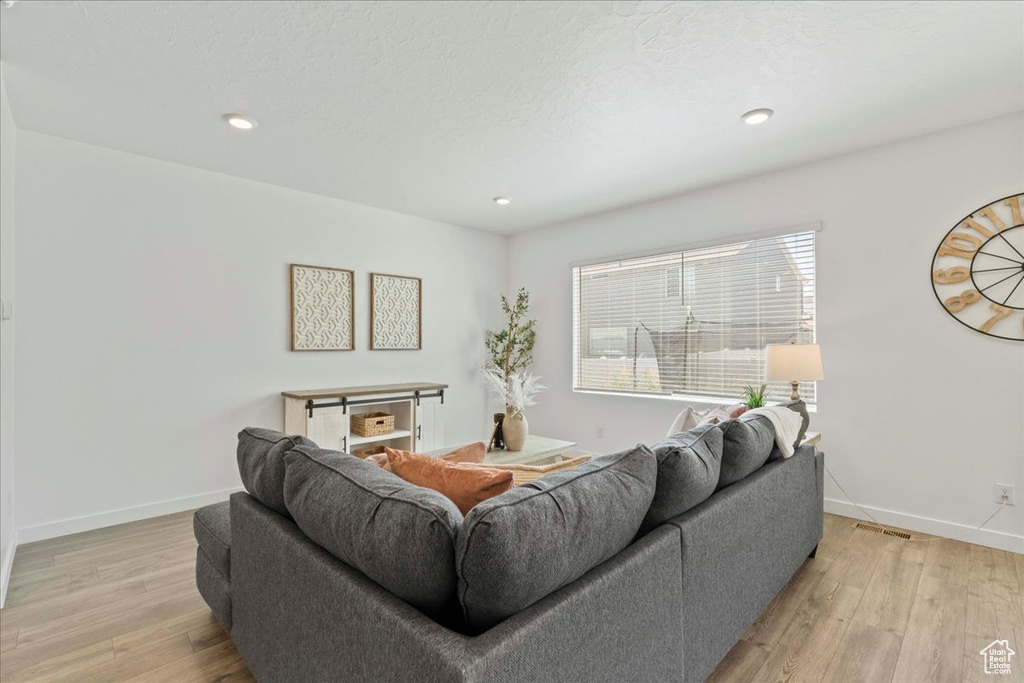 Photo 3 for MLS #2104460 at 1133 E Commodore Ln