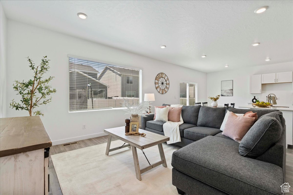 Photo 2 for MLS #2104460 at 1133 E Commodore Ln