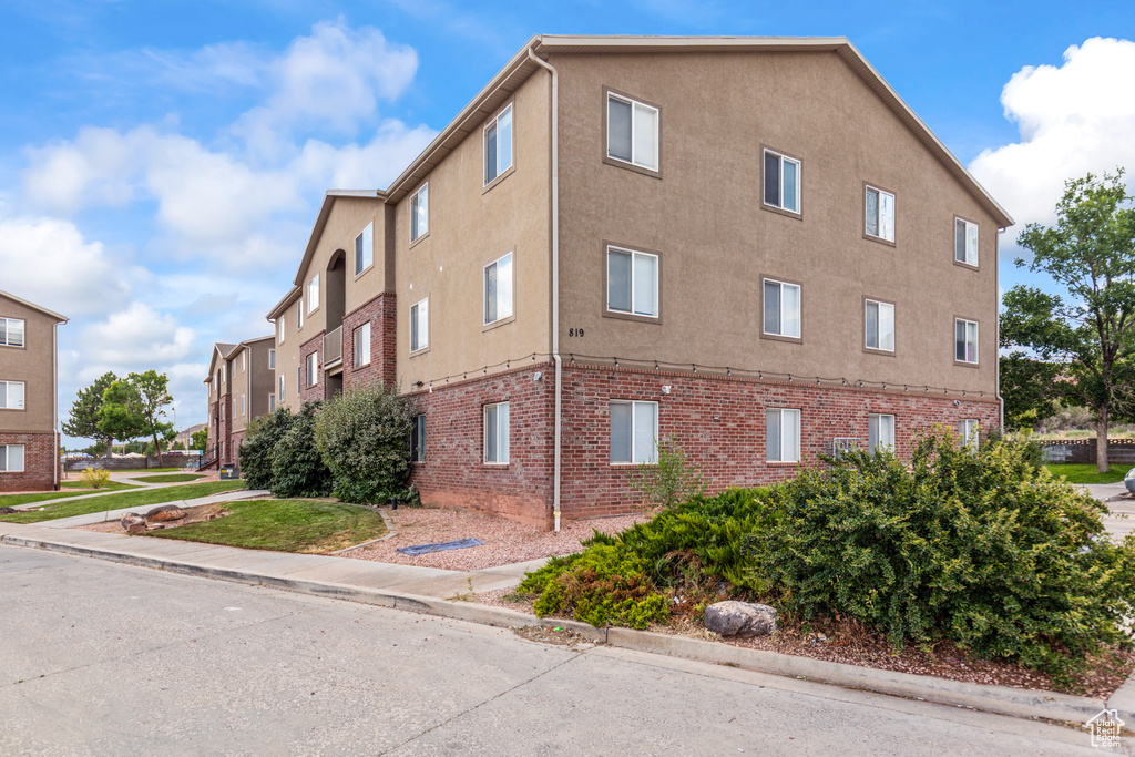 Photo 2 for MLS #2104671 at 797 W 50 North