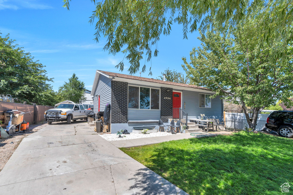 Photo 2 for MLS #2104816 at 4924 S Rayford Cir