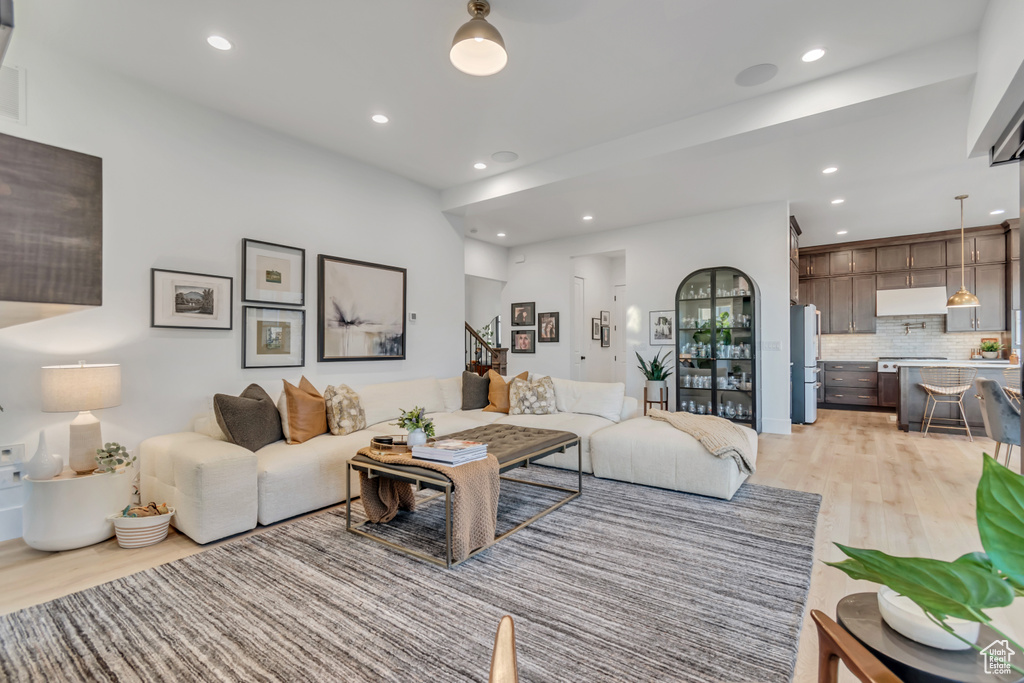 Photo 4 for MLS #2105588 at 1701 W Oakridge Cir