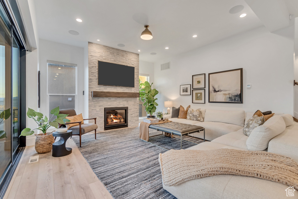 Photo 2 for MLS #2105588 at 1701 W Oakridge Cir