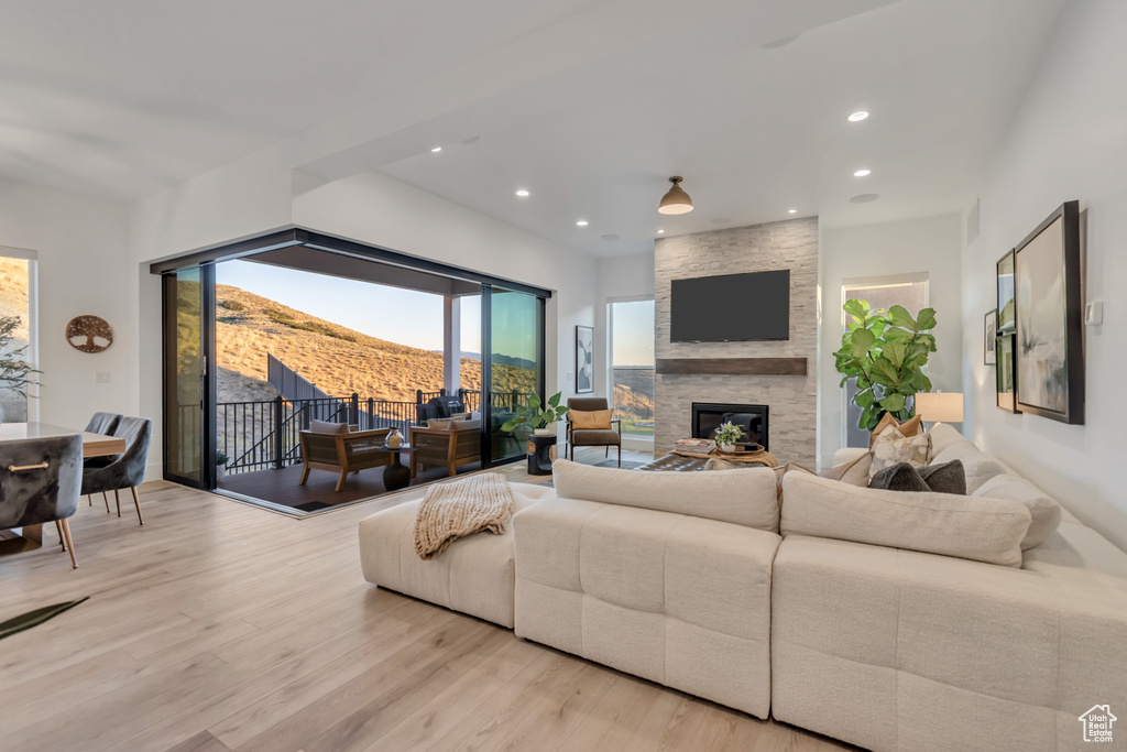 Photo 10 for MLS #2105588 at 1701 W Oakridge Cir