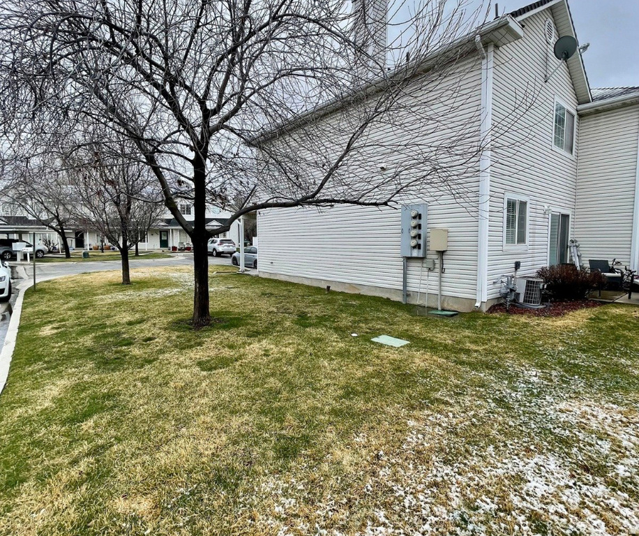 1027 E SARA LN Ogden, UT 84404