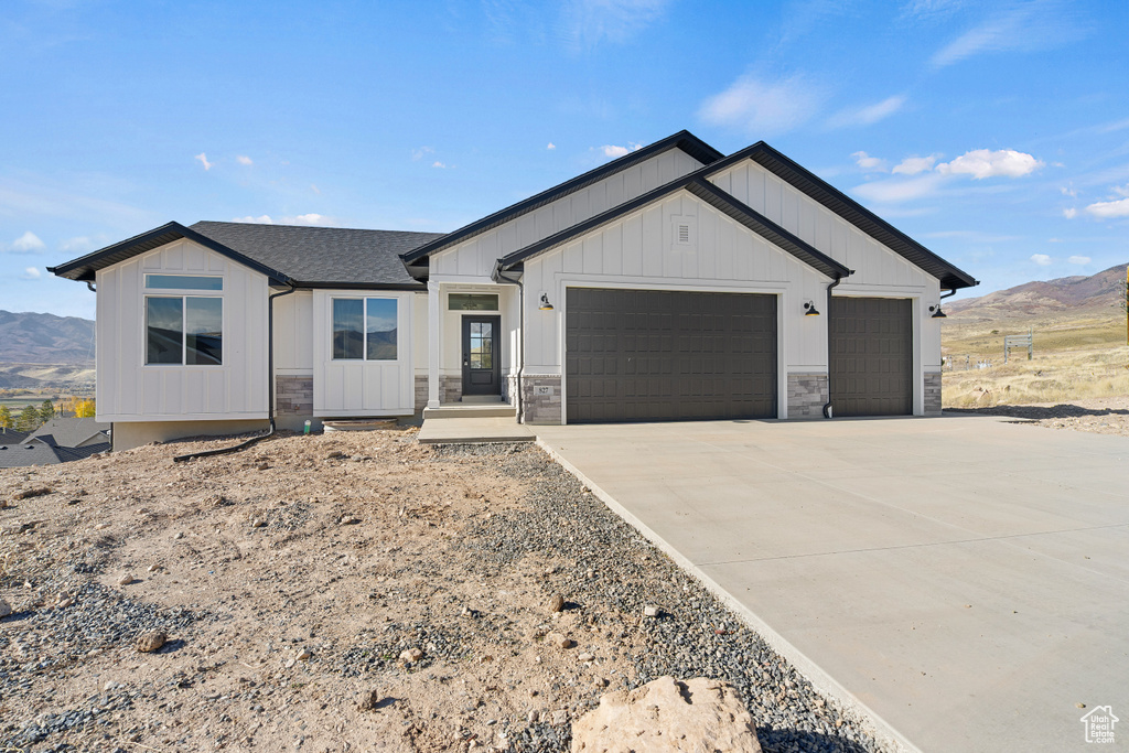 Photo 2 for MLS #2106346 at 827 E Jenny Ln