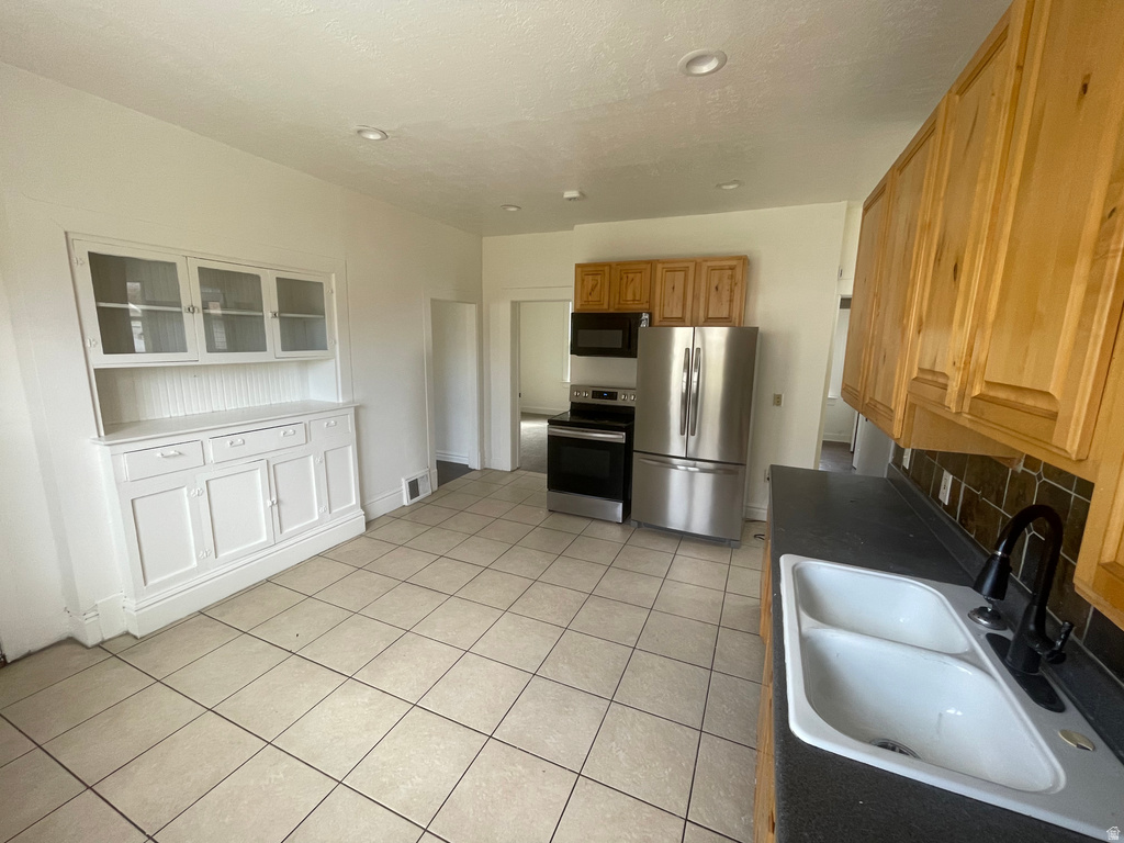 300 S LARKIN LN Kaysville, UT 84037