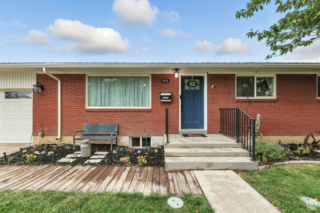 Photo 2 for MLS #2107696 at 955 E Flonette Ave