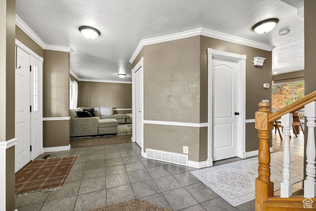 Photo 3 for MLS #2107829 at 74 Canterbury Cir